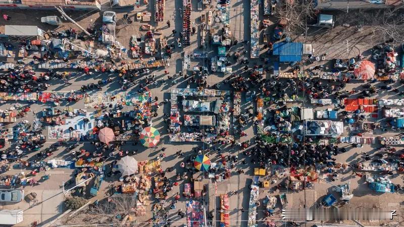县城大集的吸引力可太大了。就说山东临沭的曹洼大集，能吸引十万人潮，单日消费五六百