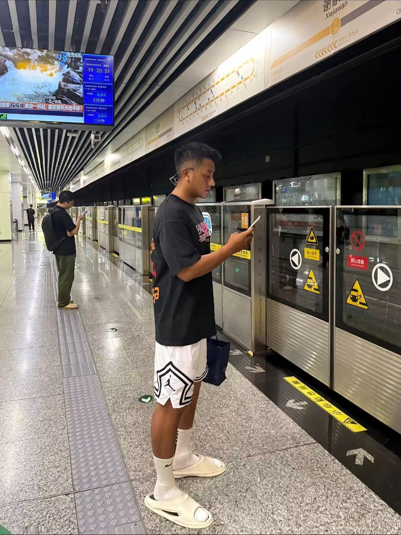 不知道从什么时候开始流行这种穿搭，男孩子出门穿拖鞋配白色长腿袜，穿白色长腿袜不是