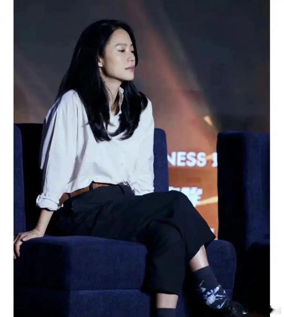 看了48岁周韵的秋日穿搭才明白：中年女人最高级的贵气，是“静”出来的，难怪姜文这