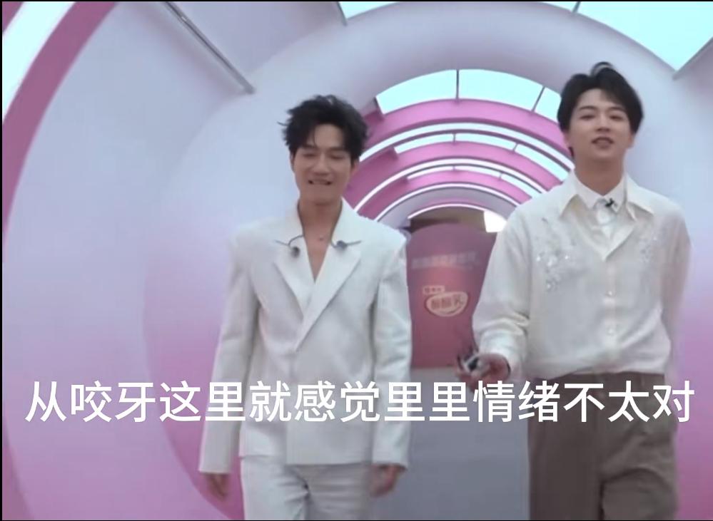 陈里里今晚把自己唱哭了。后台，回歌手之家的过道上，他哭了。这首《行走的鱼》就