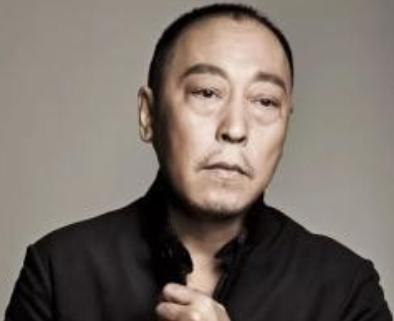 1983年筹拍《高山下的花环》时，谢晋导演亲自到中戏选角，结果他在操场上一眼就相