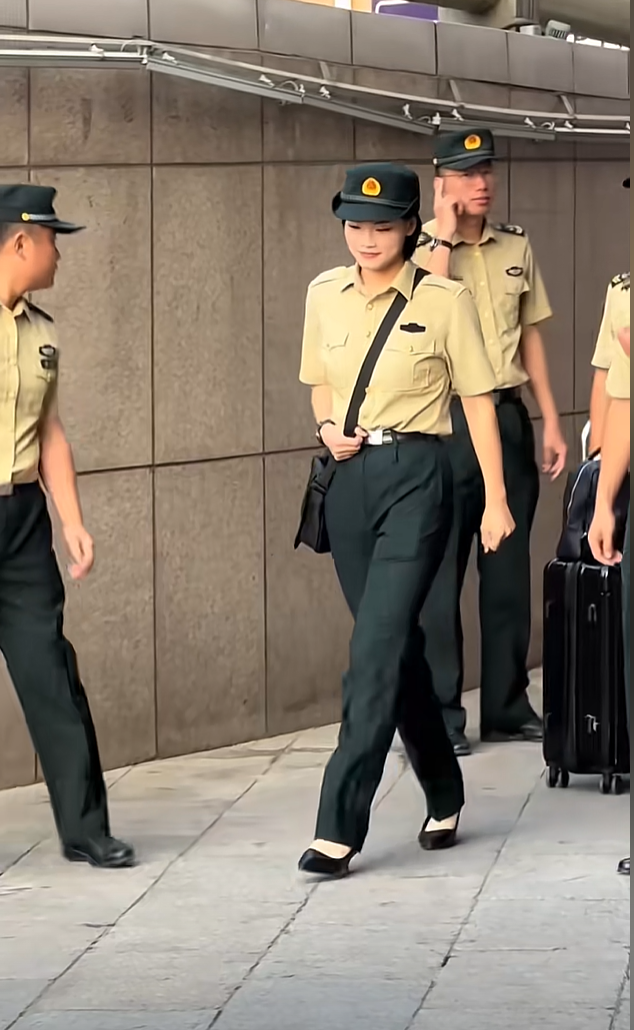 可能你们不信在部队你能跟女兵说上一句话，你都可以在队里抬起头了