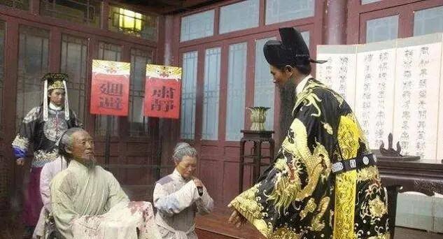 北宋年间，一农夫报案，称牛舌被人割去，包拯沉思片刻说：“你回去把牛宰了，拉到集市