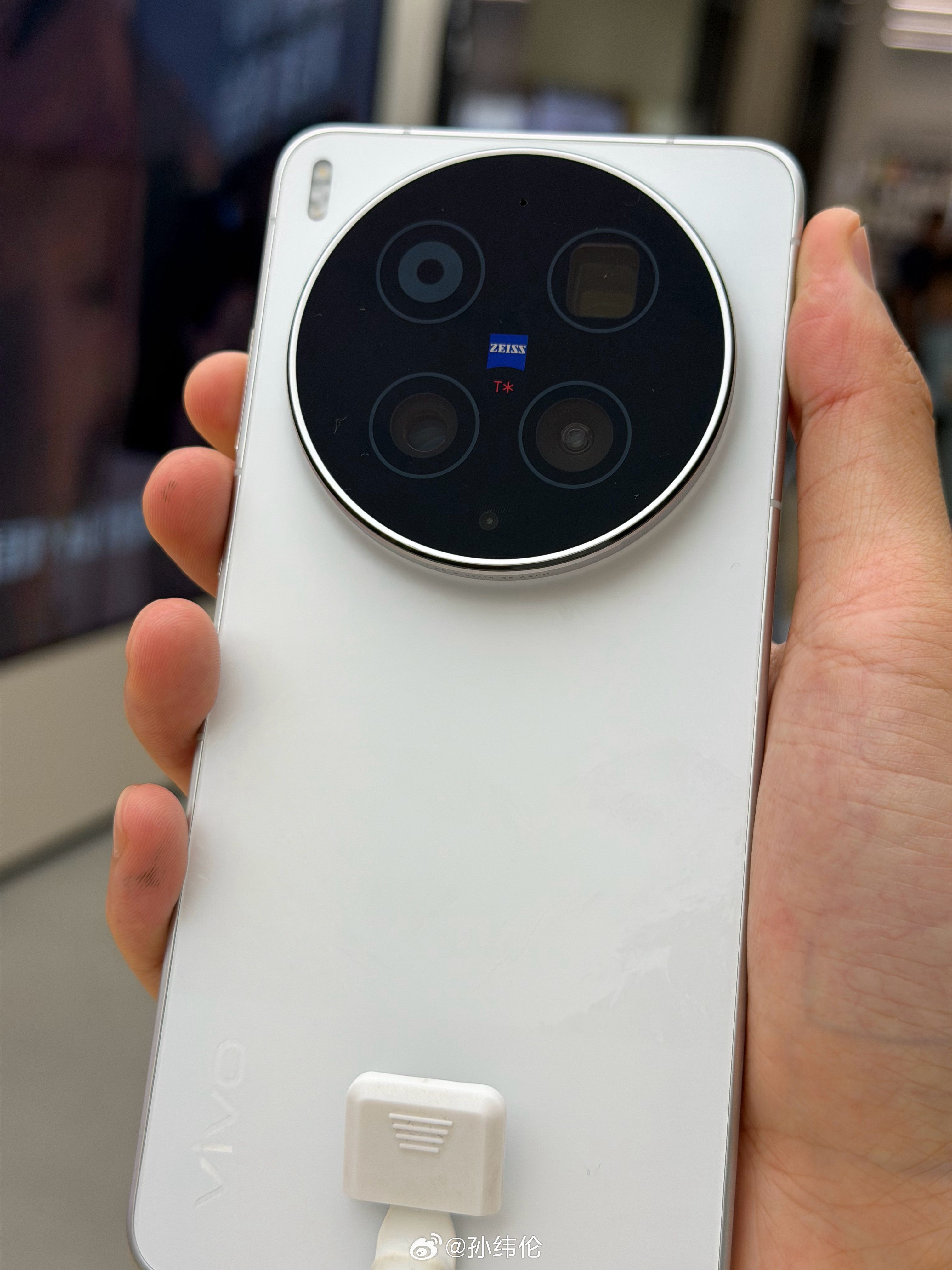 VIVOX300Ultra上手，最大的改变好像就是微曲变直屏，后置手柄的长焦