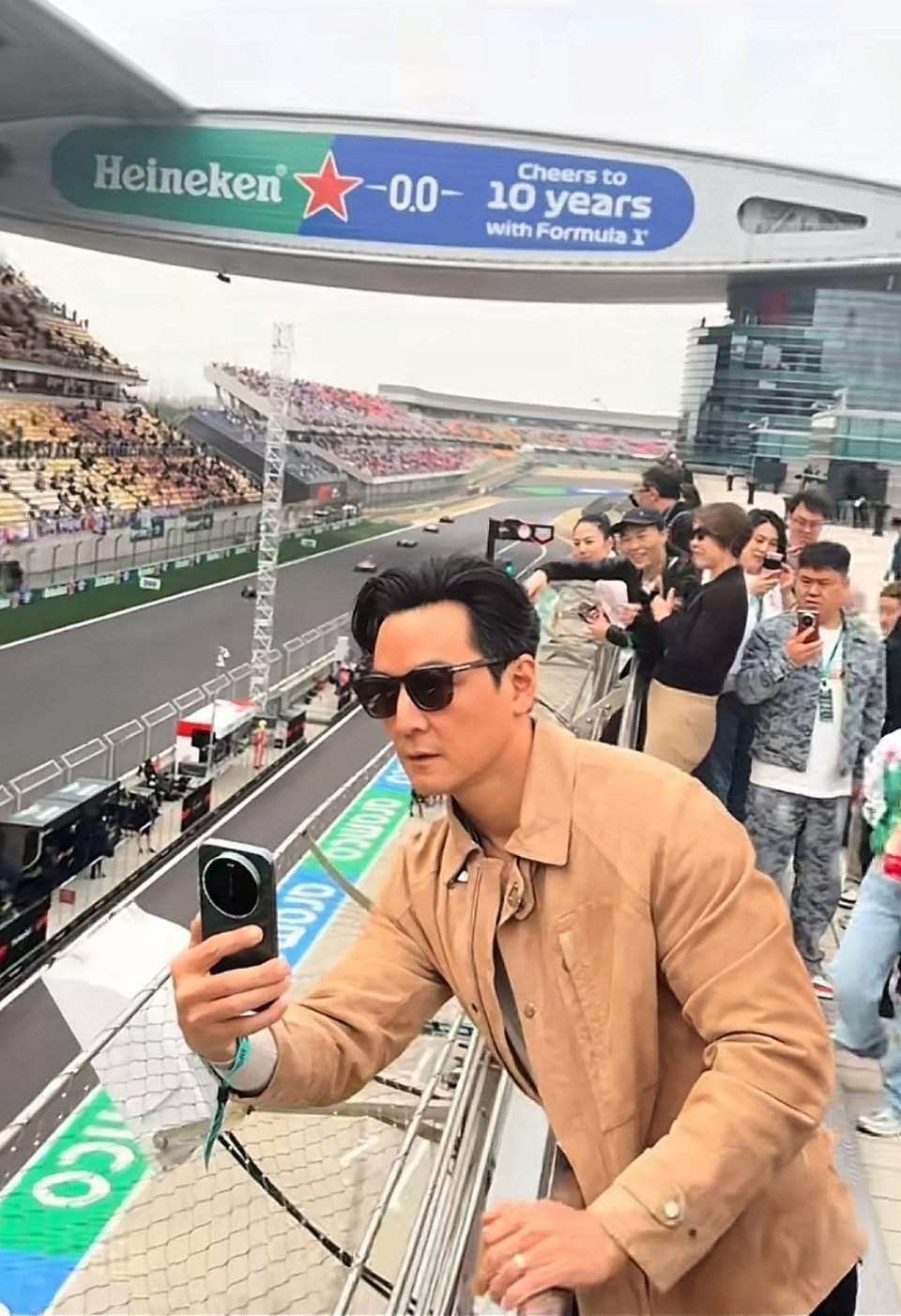 吴彦祖现身上海国际赛车场看比赛，用的手机是小米17Ultra徕卡版？