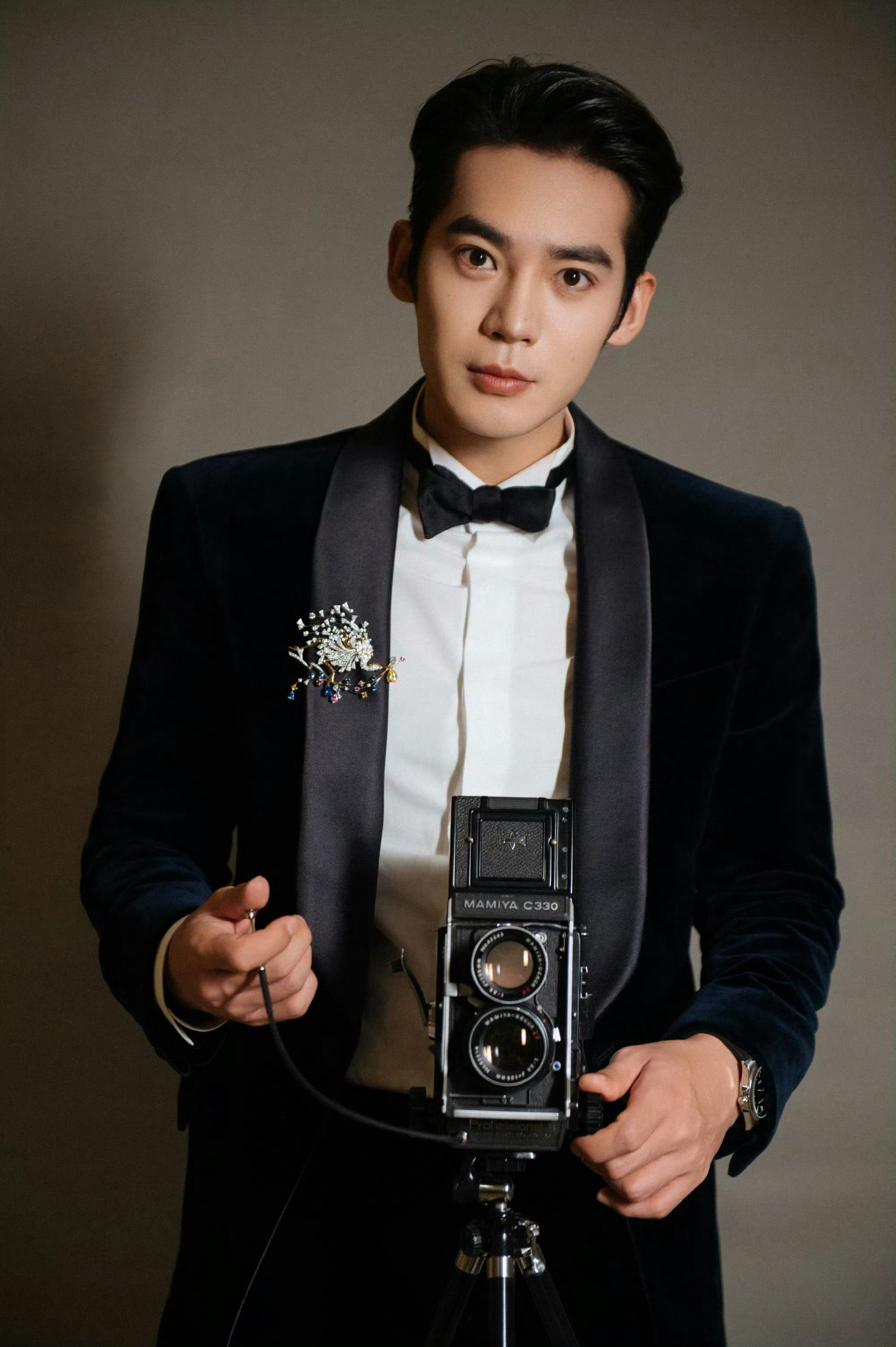 出席北京国际电影节的于适，身穿Dior黑色礼服，佩戴浪琴腕表⌚️和CHAUME