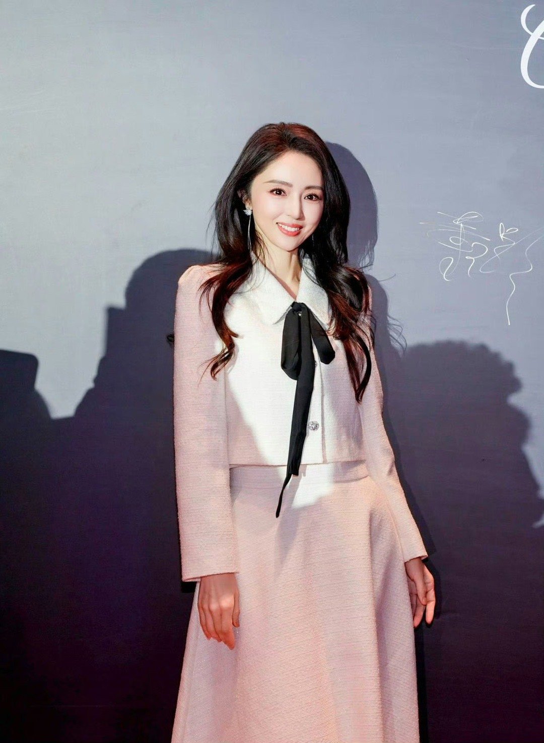 每次亮相都惊艳全场！董璇这状态绝了，五官精致气质优雅，那种岁月沉淀后的从容魅力，