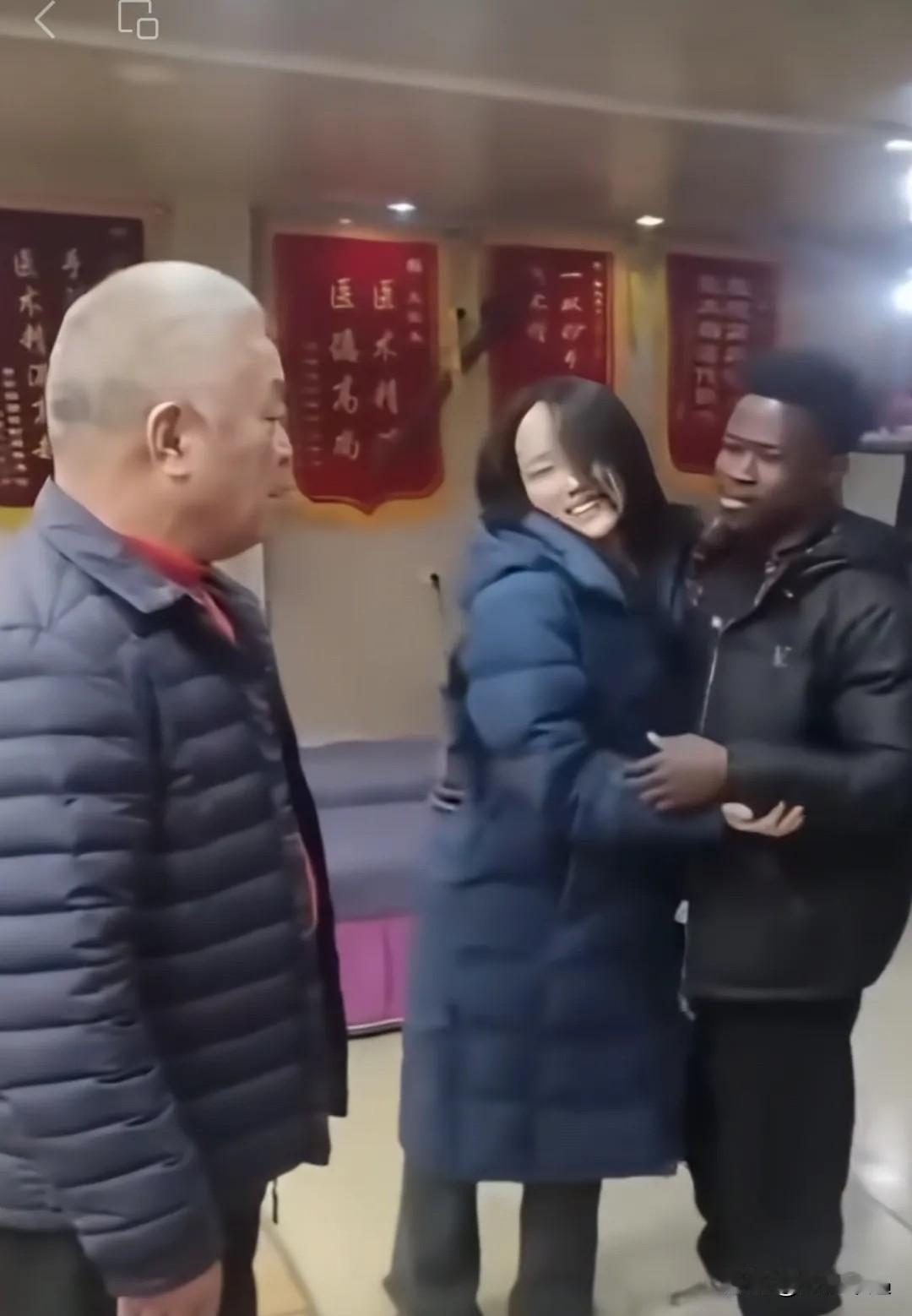 昨天刷到个事儿，气得我晚饭都没吃好！有个姑娘带黑人男友回见爹妈，不知道俩人跟老