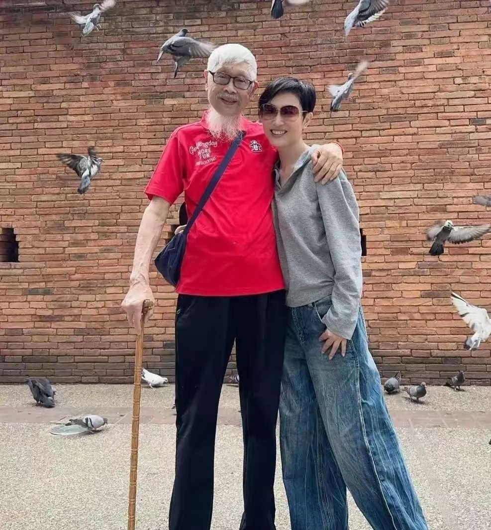 58岁陈法蓉为89岁父亲庆生，老爷子头发胡须都花白，她至今未婚