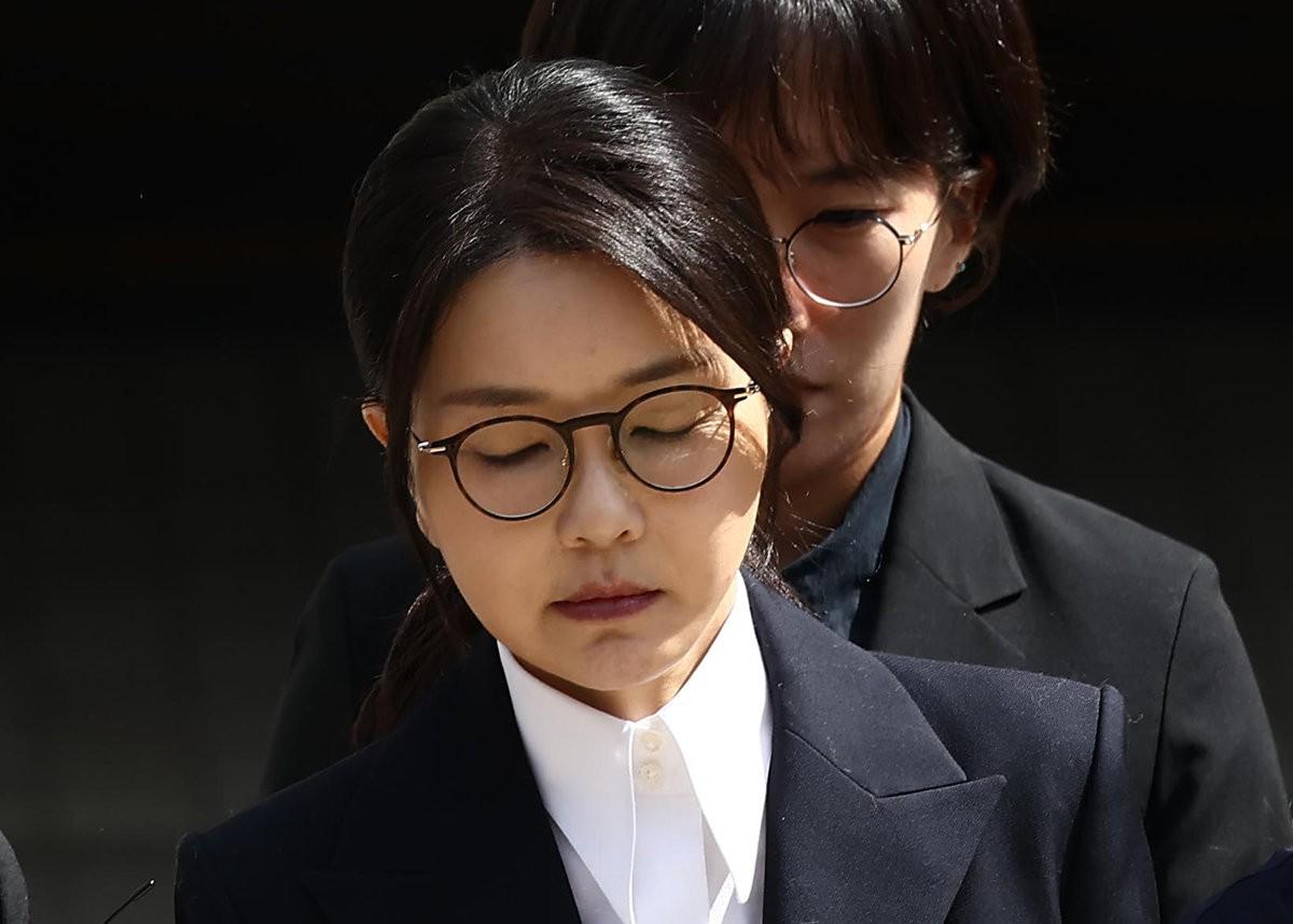 尹锡悦老婆已瘦骨嶙峋，哭着问律师“我死才能救他吗？”当地时间8月21日，尹锡