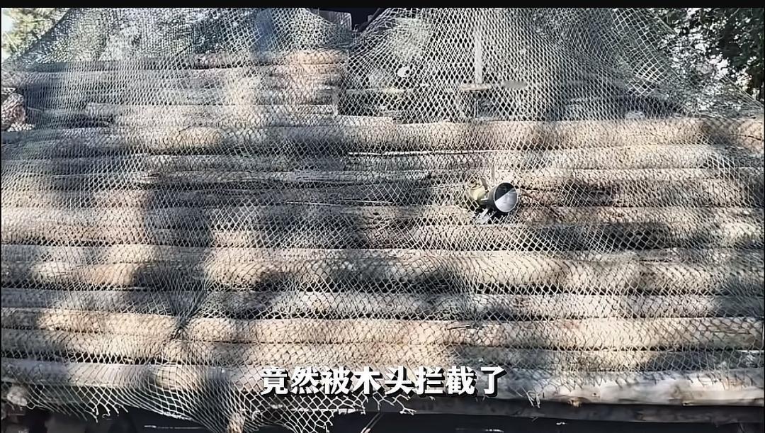 火箭弹被木头拦截，89式反坦克火箭弹，卡在了木头缝未爆，泰军坦克兵使用木头和鱼网