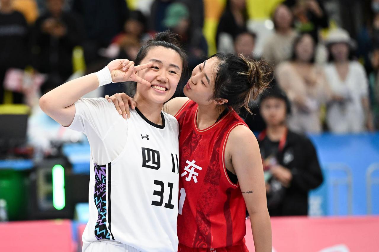 山东女篮与四川女篮姑娘的赛后欢笑！虽然山东女篮是被四川女篮淘汰出局，但两队的
