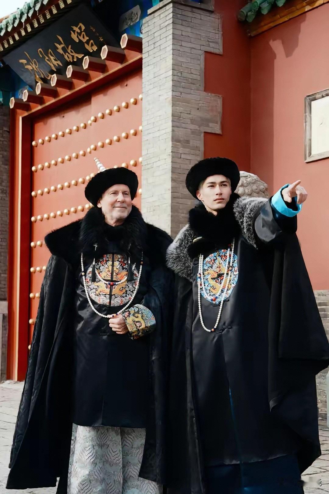 “国际沈”的国际范沈阳故宫街拍，有认识这照片中是谁的吗？