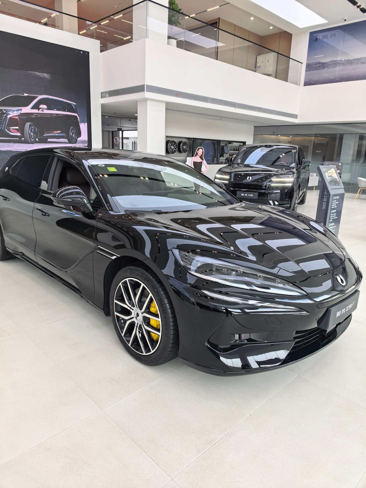 腾势Z9GT外观设计确实非常的好看，特别是瓦罐。然后内饰让我想到超跑，这种火红