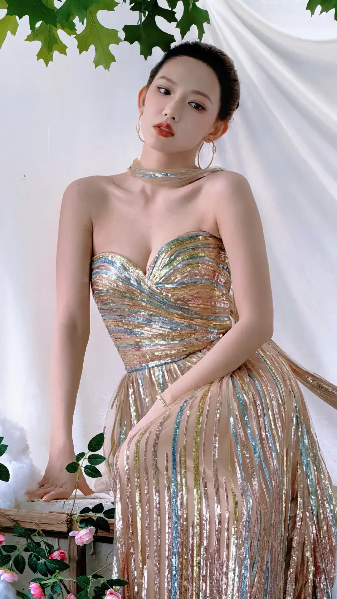 程潇写真释出！舞蹈功底加持，火辣曲线氛围感拉满近日，程潇一组全新写真大片曝光，瞬间吸引众多网友目光。