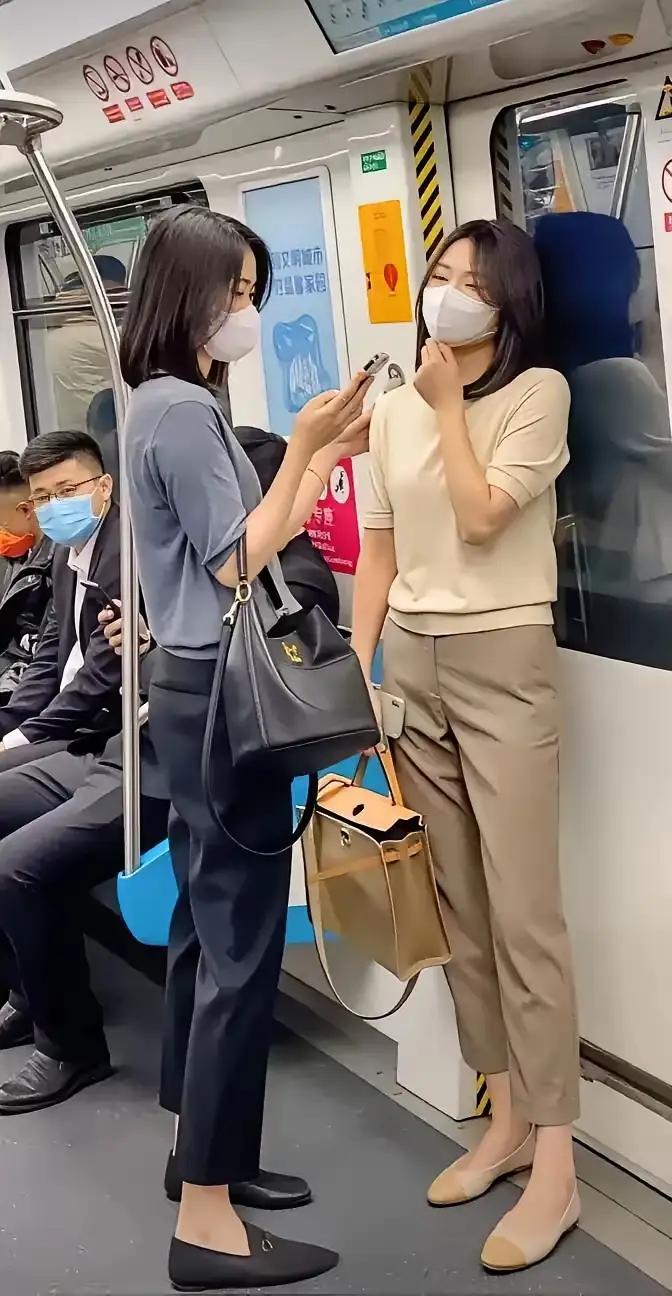 地铁上，发现两个小姐姐戴着口罩聊天，两个人的身材，发型，气质非常的相似！仔细打量