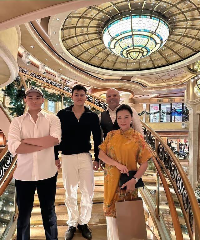 嫁到瑞士的史可，遗传基因竟然如此强大，两个儿子看起来一点不像混血儿，都是黑头发黑