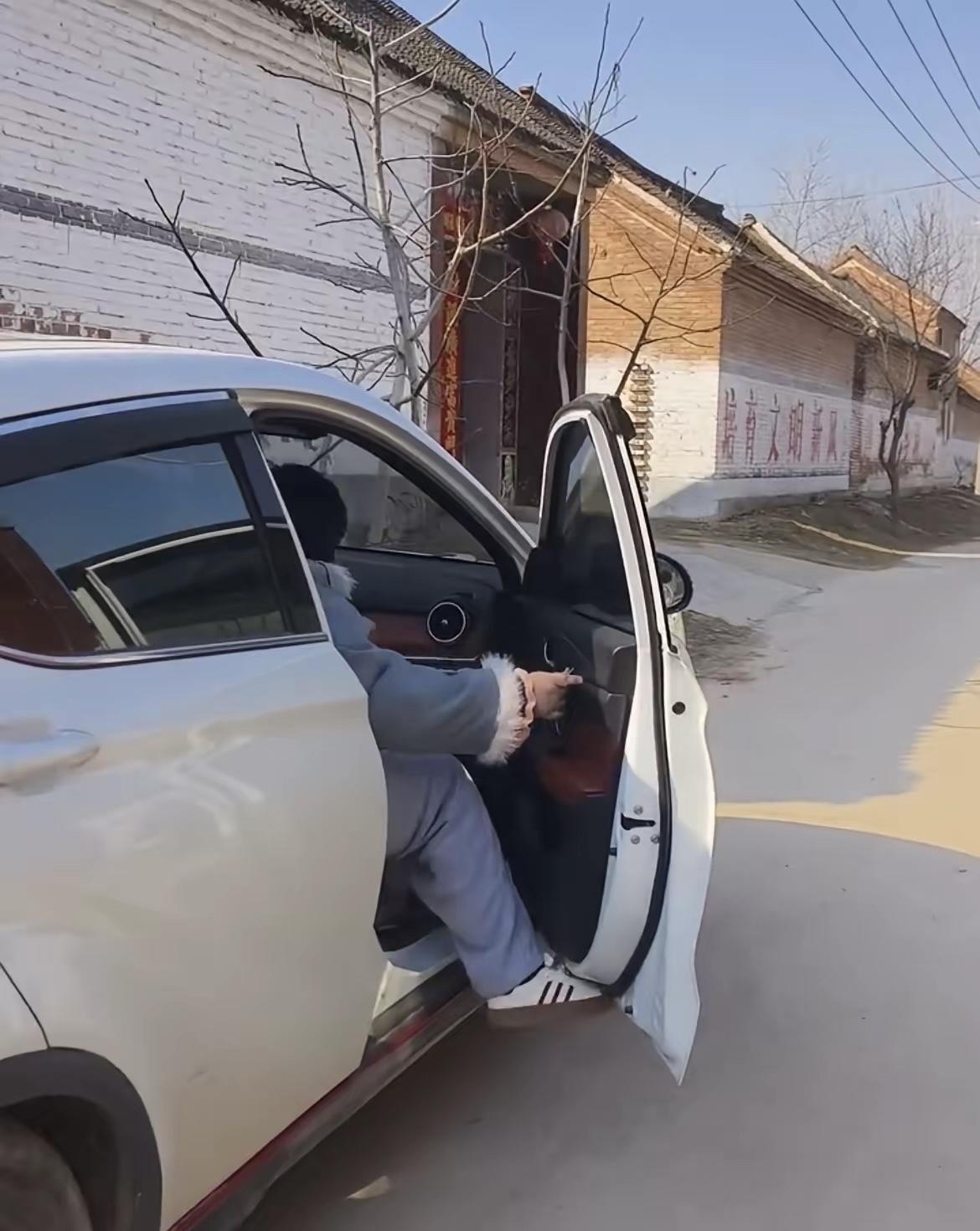 朱雪梅婚后和老公一起回门，刚下车就被堂哥朱善阔拍了下来，画面看着特别接地气。