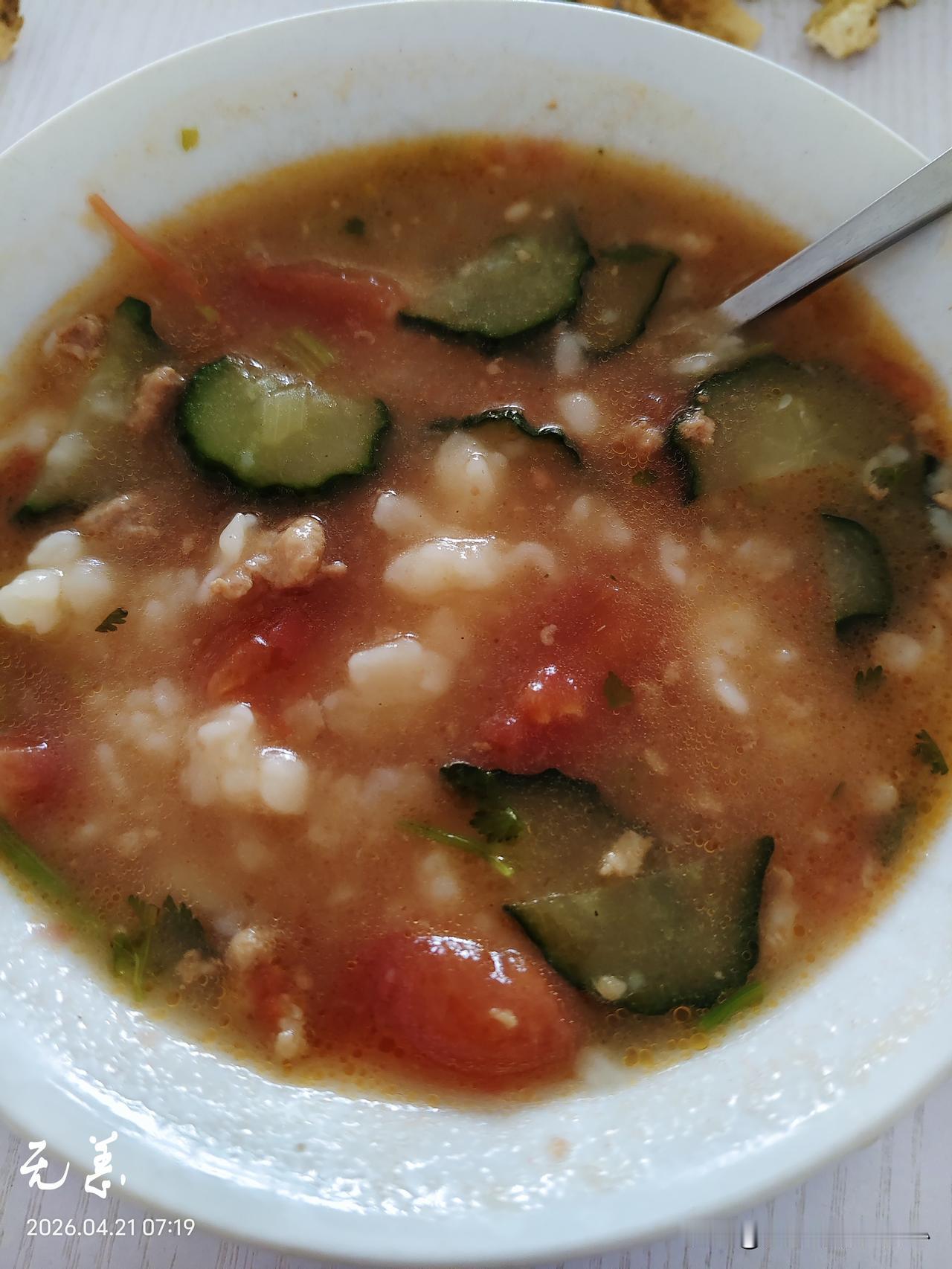 队友这两天可遭罪了。队友整天胡吃，前天晚上吃了从冰箱里拿出来的饺子，有微波炉可