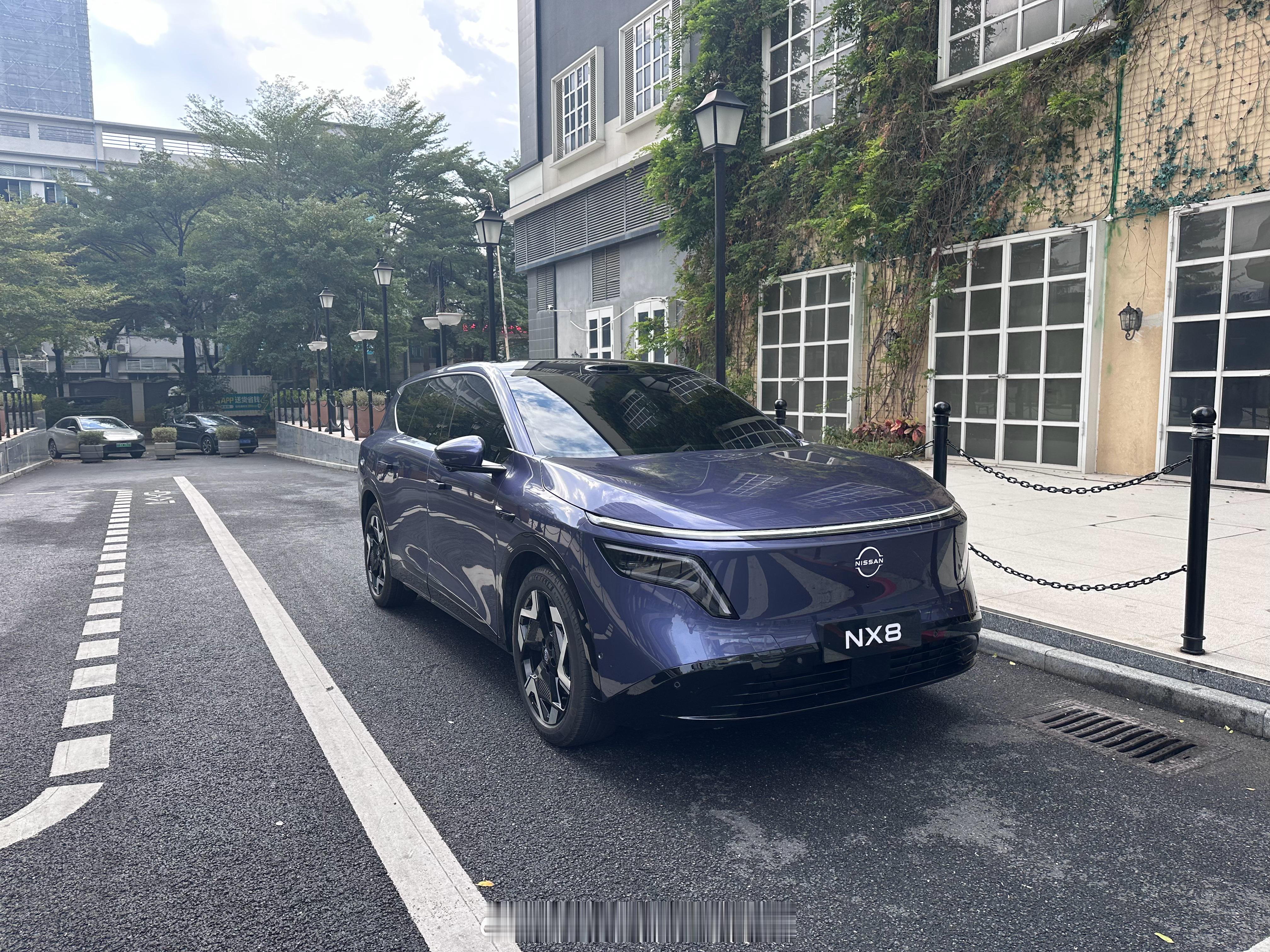 终于拍到实车了！东风日产NX8新能源SUV，尺寸看着挺高挺大的，第一次发现实车