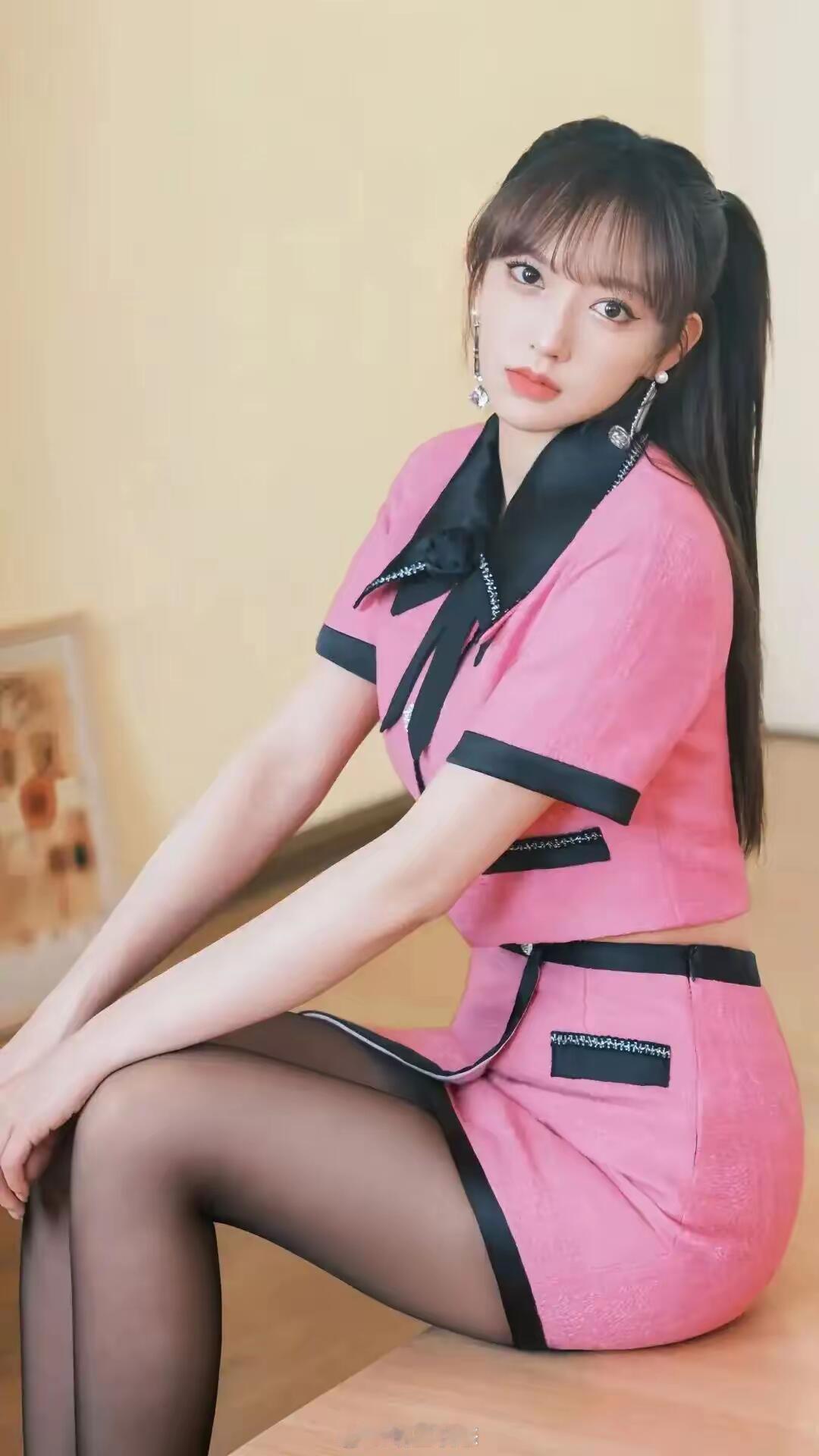 程潇粉色短裙配黑丝，又纯又欲，太美了……​​​