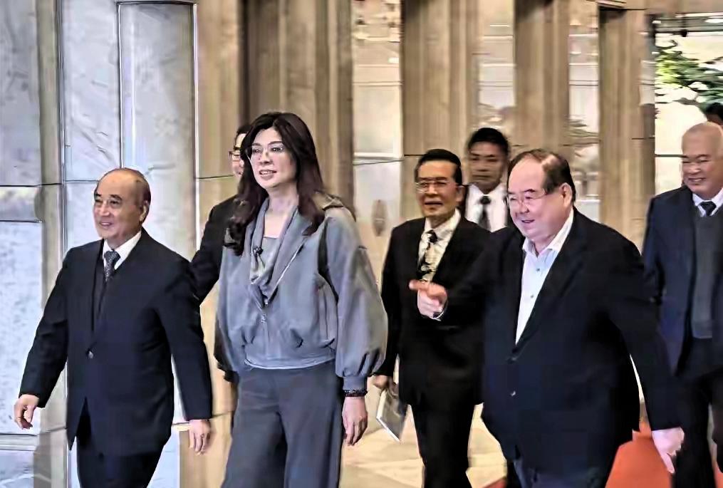 十天连环三击！蓝营地震震醒台湾，和平大势不可挡2026年三月下旬，台湾蓝营