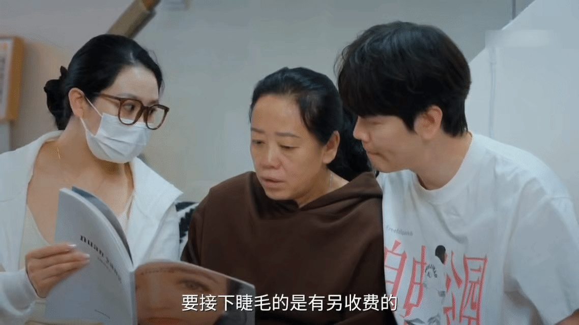 网红妈妈并非不爱精致，而是懂儿子赚钱的辛苦。王梓陌日夜构思搞笑脚本，还要承受评论