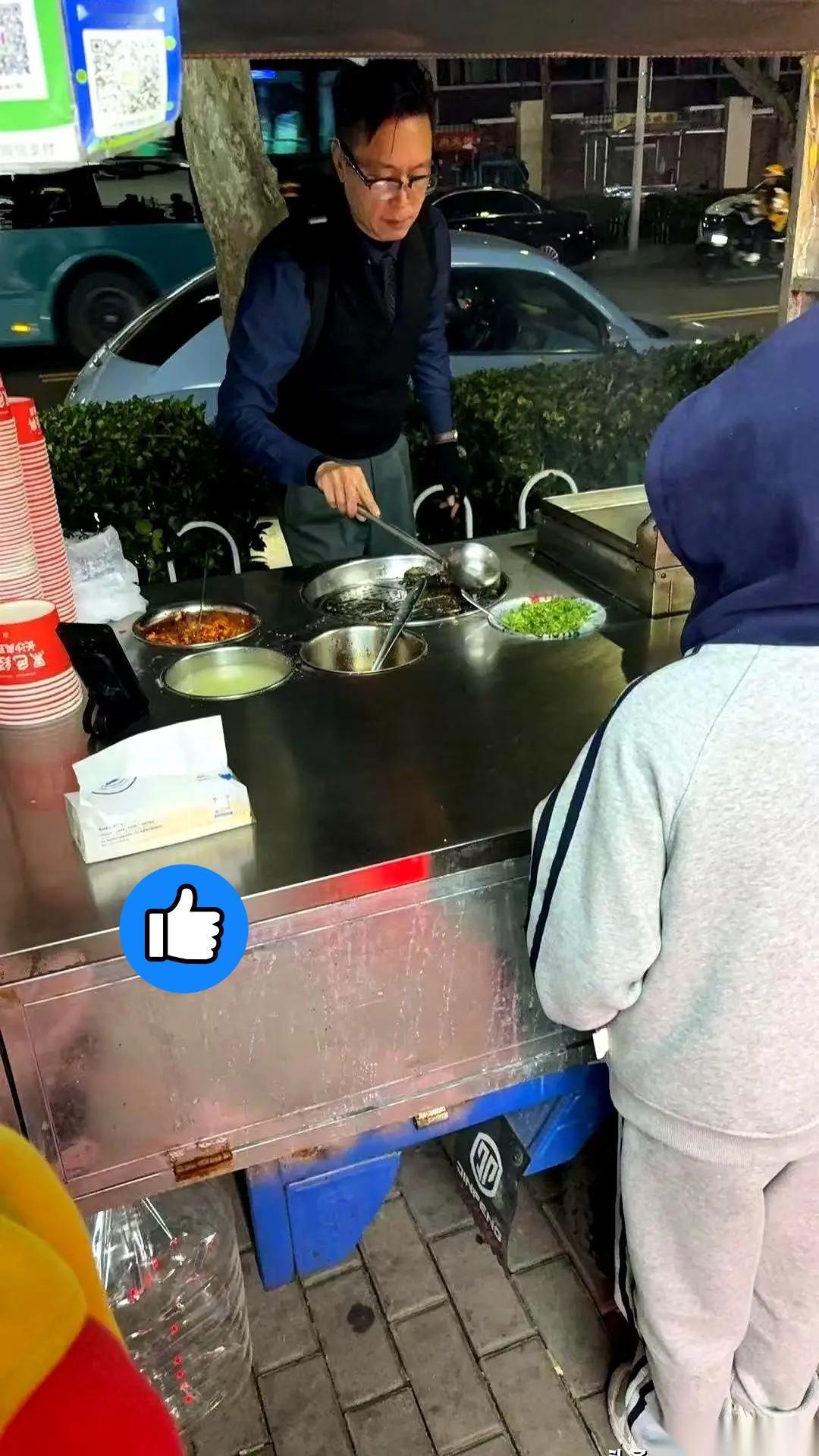 青岛街头遇上市公司老总摆地摊!这一幕打了多少“爱面子”的脸?今天在青岛理工大