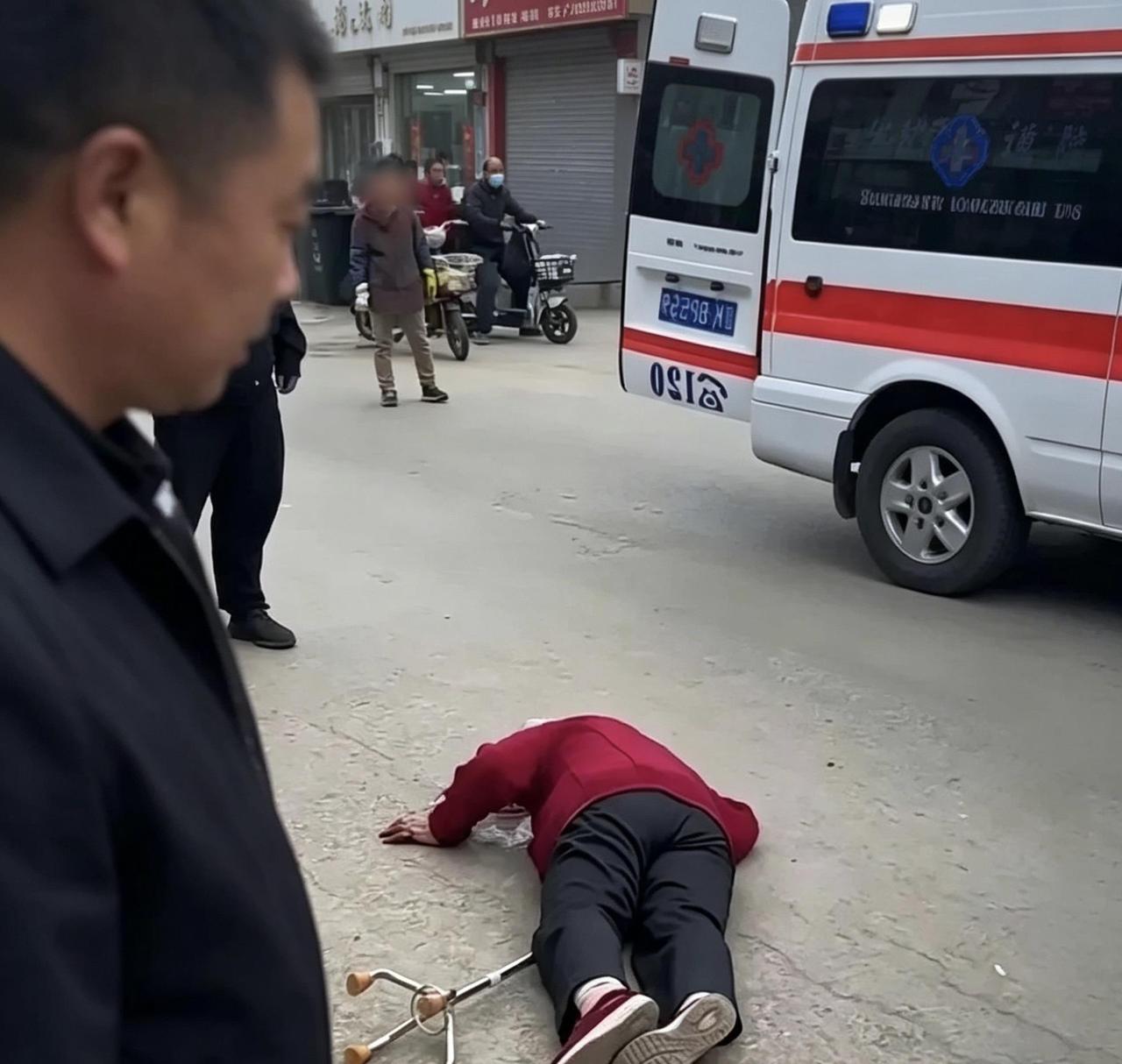 杭州62岁阿姨摔倒躺在路边25分钟，路人不敢上前搀扶，救护车接进急诊，她一口咬定