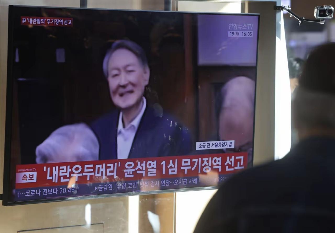 不出意外，还是出了意外，封神审判！417号法庭再出手，尹锡悦喜提无期，韩国总统宿