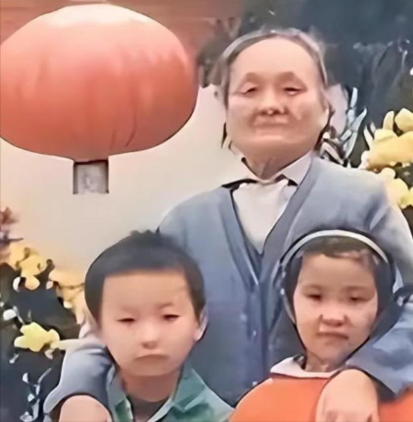 一个保姆在雇主家干了30年，她60岁时，雇主的儿子说：