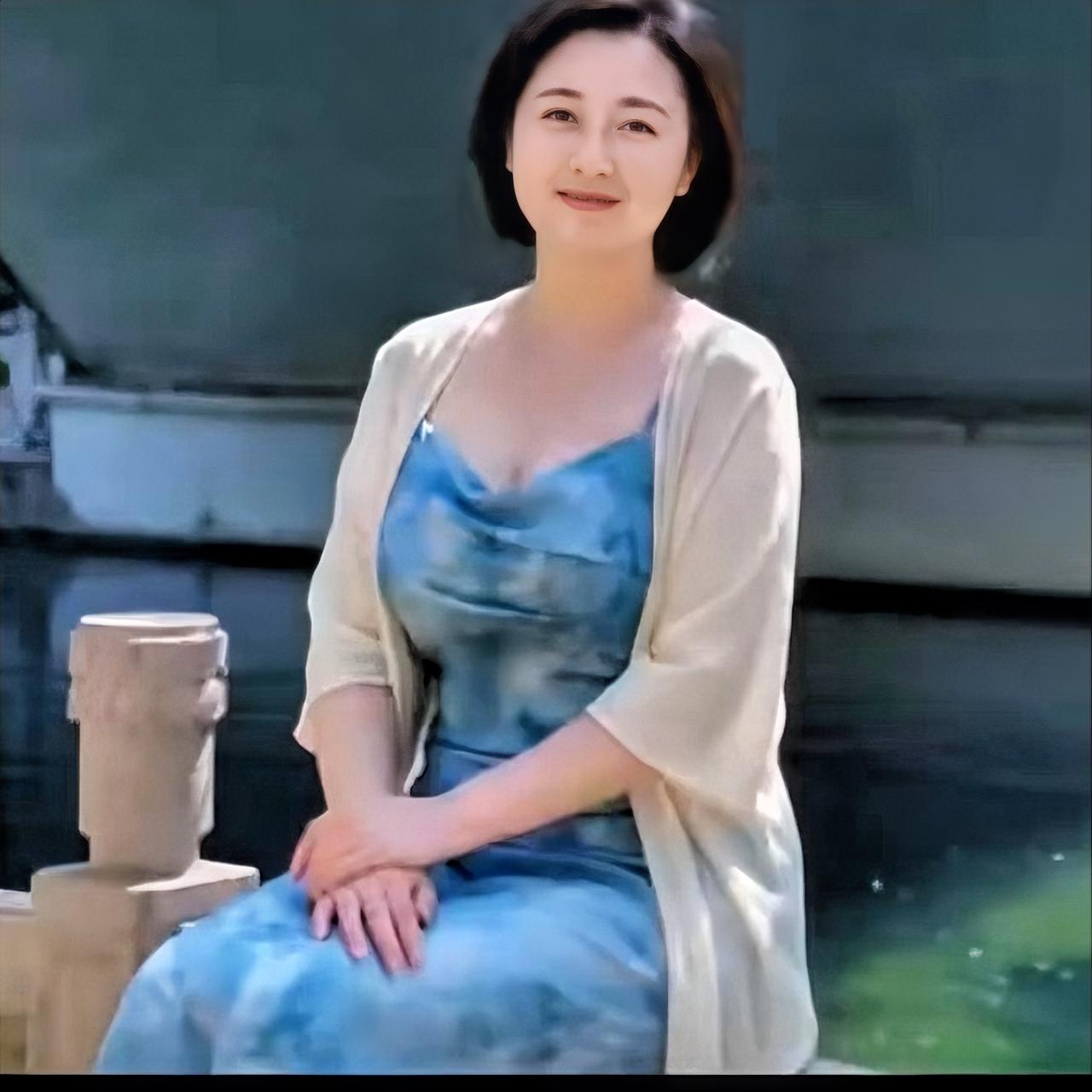 不少二婚家庭的相处，有时候，真像是隔着一层未捅破的窗户纸，看似亲密无间，