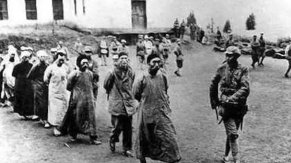 1950年1月，一个由20多人组成的征粮队途中遭遇土匪。不料，赶来增援的部队，看
