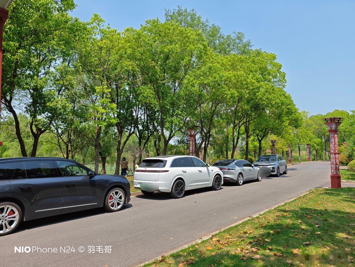 今天和两位理想车主露营，现场两台蔚来两台理想各自发挥功能其乐融融[微笑]电动兄弟