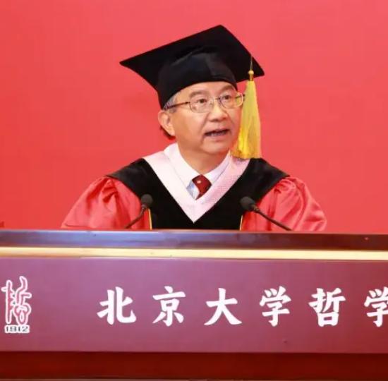 周程，北京大学哲学系教授，博导，在接受采访时表示“这个基础学科北大是第一，清华差