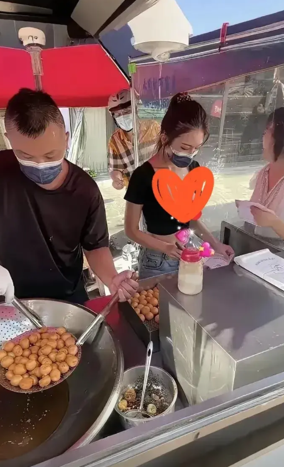 湖南，有一名司机驾车到外地运货，在路边休息的时候，看到一对夫妻在路边摆摊卖炸丸子