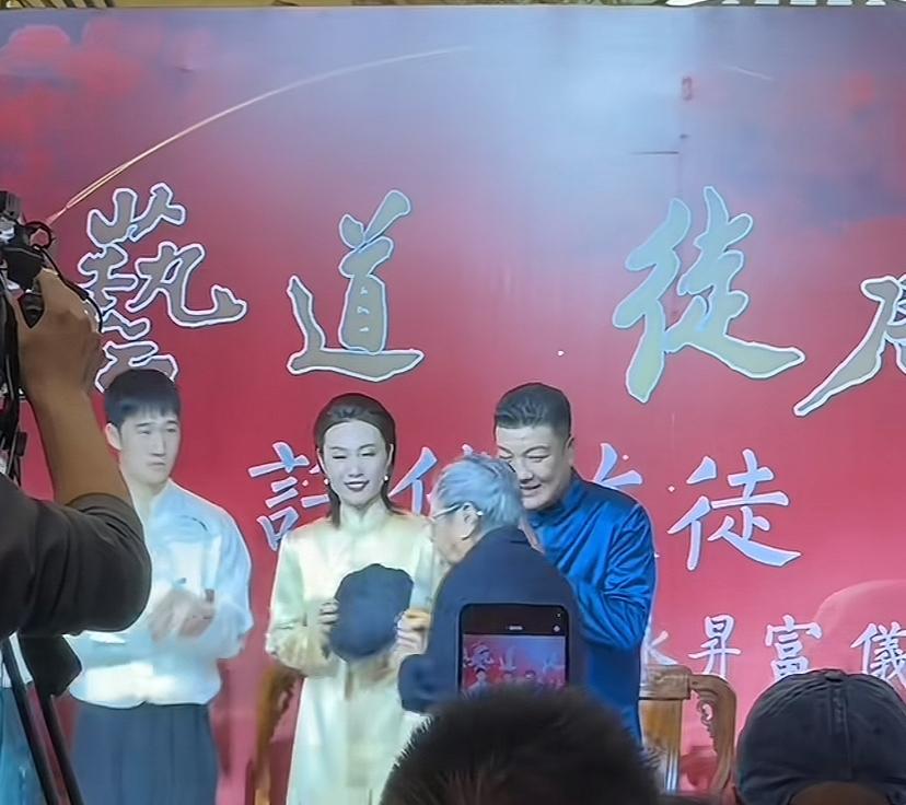 【著名相声演员许健开始收徒，多位相声名家前来站台，对此你怎么看？】近日，著名相