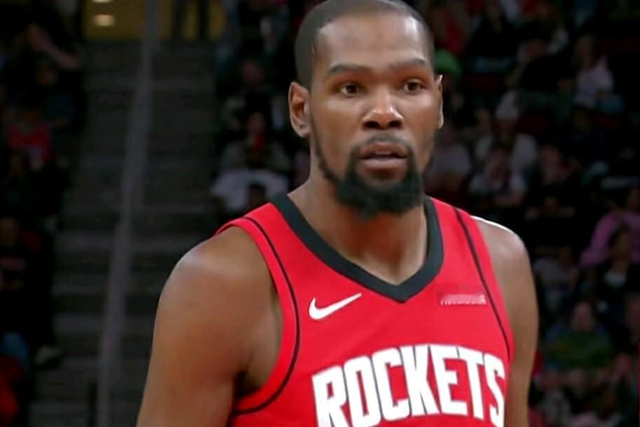 杜兰特最疯狂的一幕诞生了：该说不说：如此的年龄能有炸裂这样的表现，实属不易，