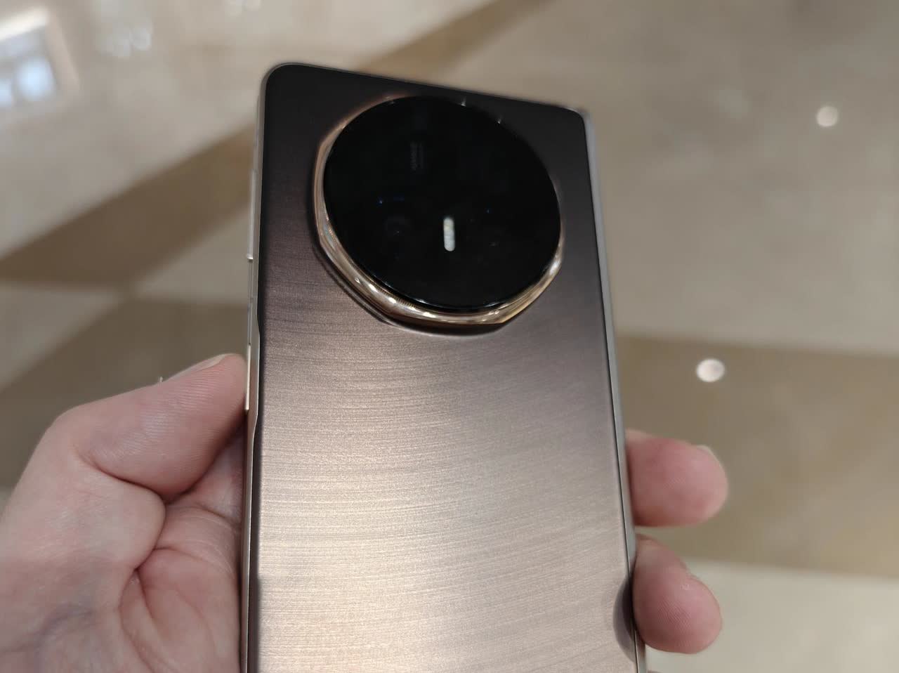 金丝版荣耀MagicV5,看着好眼熟啊逛街偶遇荣耀magicV5