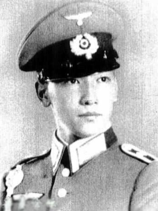 1942年秋，陇海线潼关开往西安的夜列车上，发生过一桩颇具讽刺的小事。国军一名少