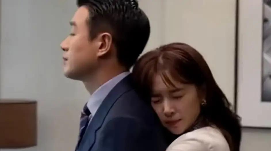 他出差，只带了牙刷。她回家，发现床单皱了。没有撕逼，没有咆哮，只有微信里一条