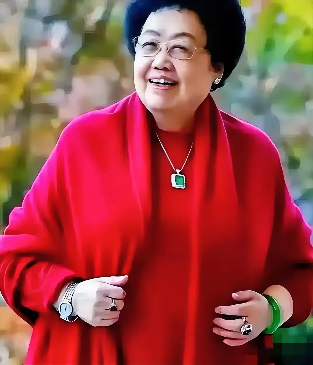 陈丽华绝对是顶好的老板。陈老板对下面的工人的确非常好，和宗庆厚一样，都是有良心，