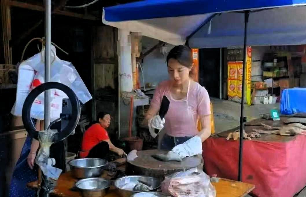 “杀鱼姐”哭着要回胖东来：离开胖东来才发现，自己根本不值那么多钱此前她在胖东