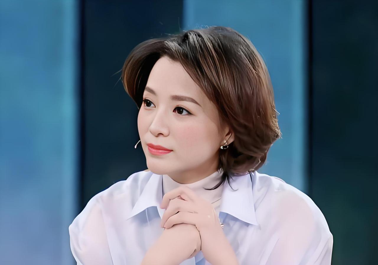 你知道如今的董卿过得怎么样吗？她只结过一次婚，丈夫是上海富商密春雷，2013年领