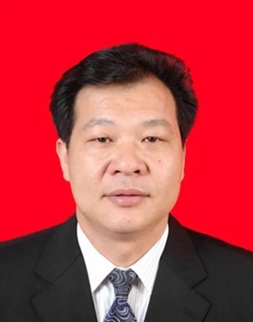 一个30年党龄的区委书记，一边自己贪，一边拿钱去围猎别的干部。这是什么操作？