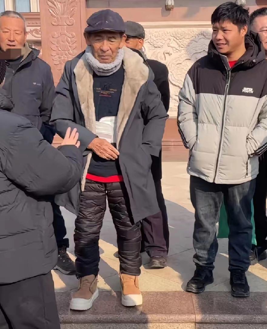 刘强东老父亲回村了，这一身新衣服，太暖和了，全是保暖衣，特别是羽绒保暖裤，又软又