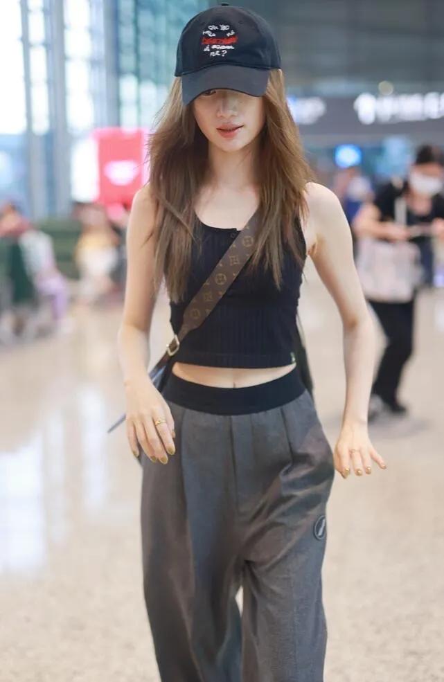 郭晓婷的机场穿搭，随性又带点小性感！露腰背心配运动裤，又美又飒，太有范儿了～