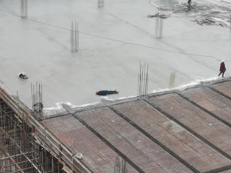 这老板的事儿真是让人唏嘘。工人坠亡赔了约100万，瞒报又被罚175万，无奈抵押父