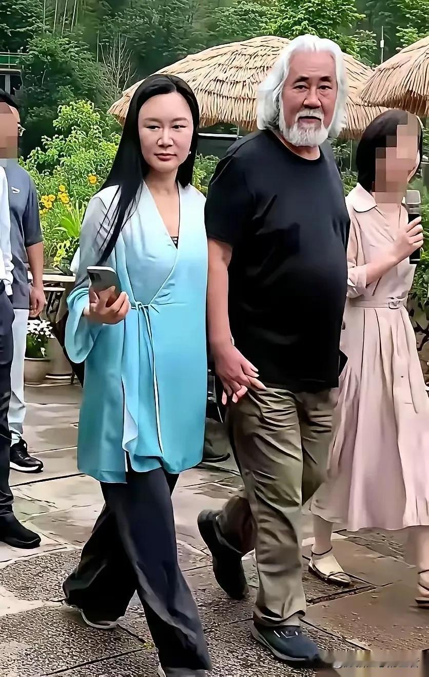 张纪中夫人的素颜，估计你们都没想到，很多人看到他俩年纪相差31岁，就会先