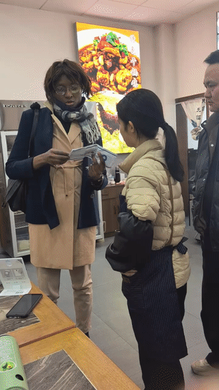 一个老外在一家“土菜馆”点了一大桌子饭菜。结账的时候竟然发现自己身上的钱没有带